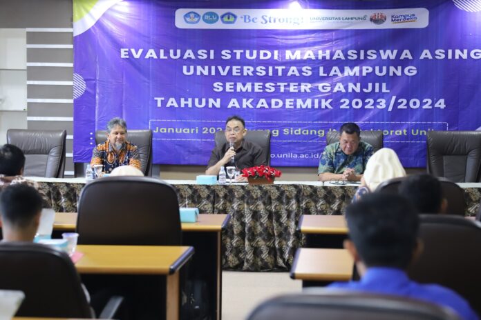 WR-PKTIK-memberilan-sambutan-dan-arahan-pada-kegiatan-evaluasi-studi-mahasiswa-asing-Unila-semester-ganjil-tahun-2023-a-696x464